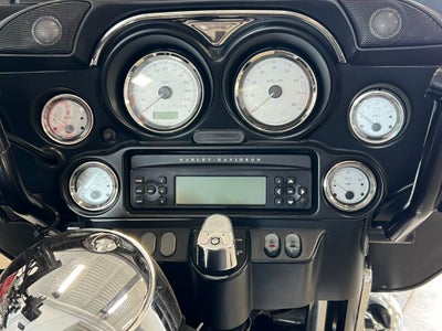 2011 Harley-Davidson FLHX Base