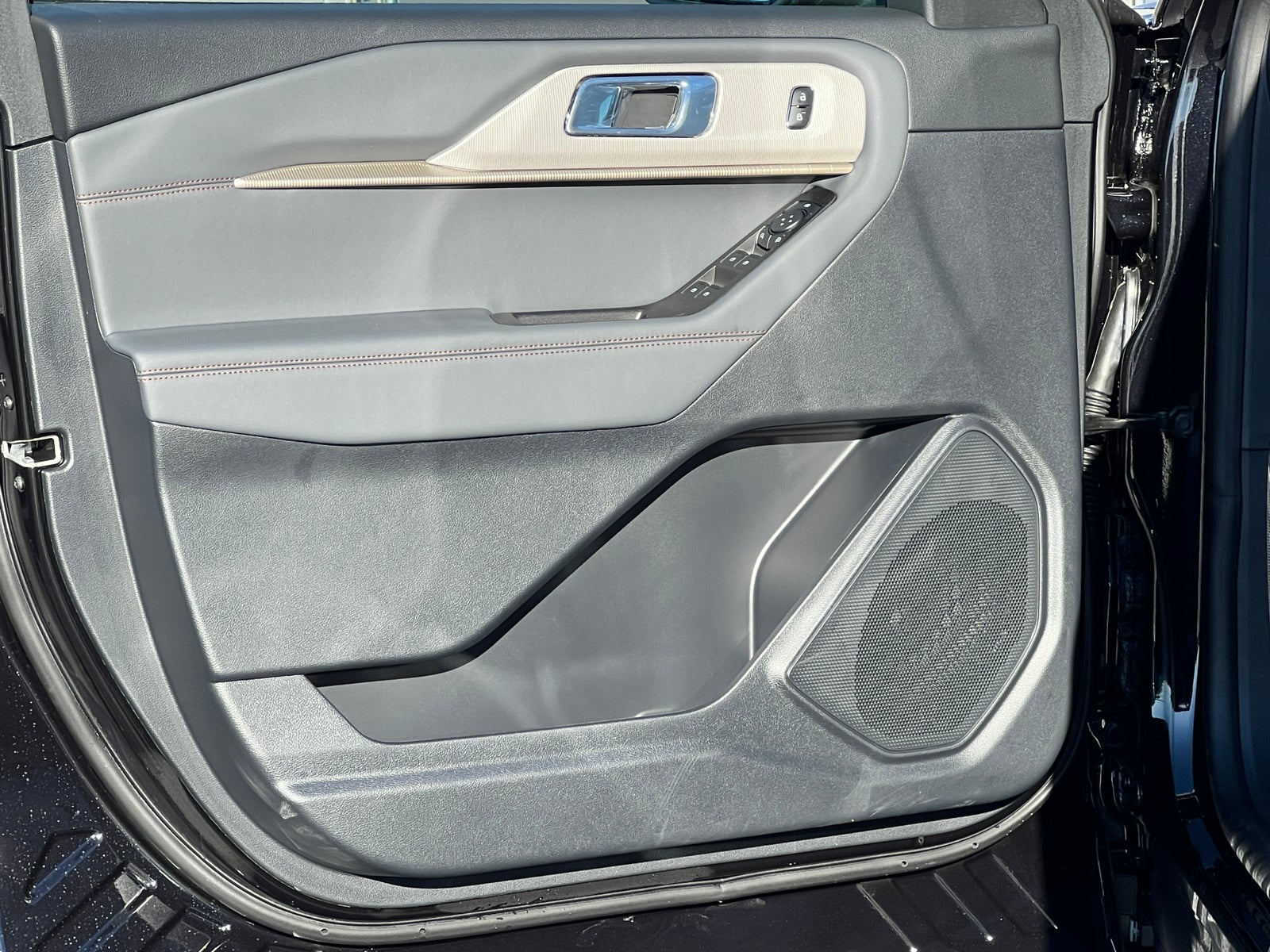 2027 Ford Explorer Active w/200A Pkg