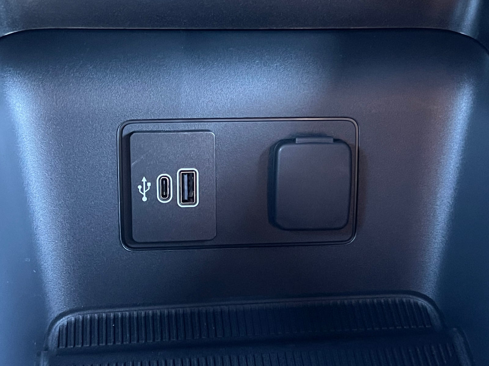 2027 Ford Explorer Active w/200A Pkg